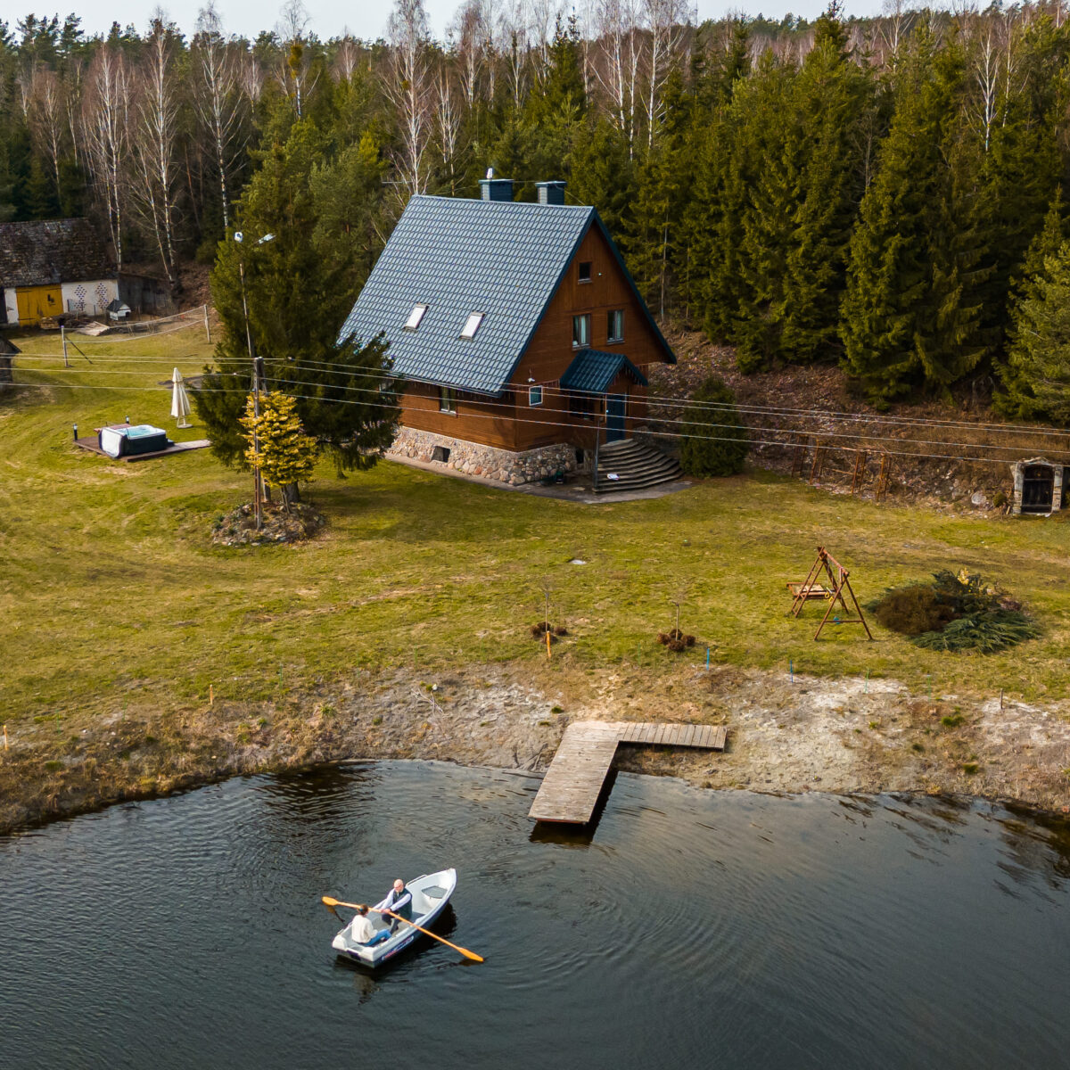 Dom nad wodą otoczony naturą