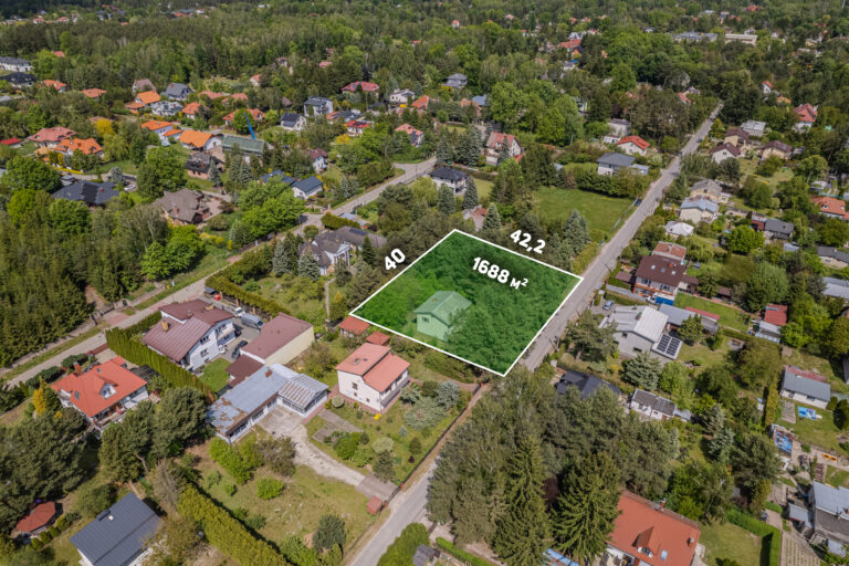 Widoak mapy z góry z zaznaczoną działką o powierzchni 1688 m2